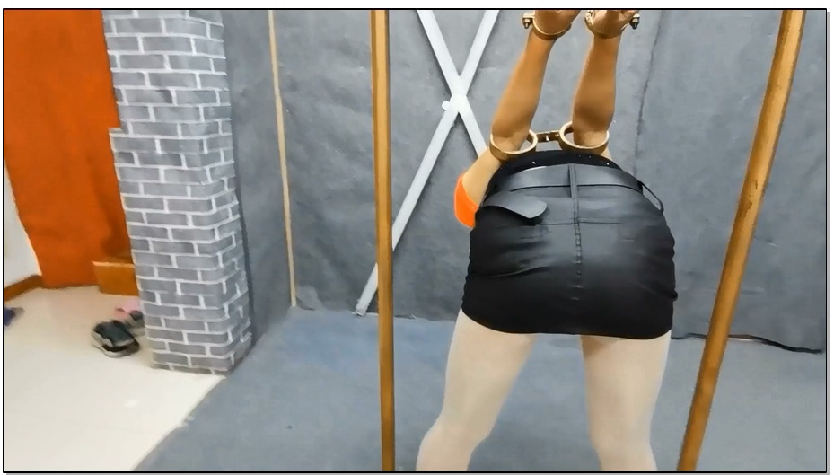 【飞天原创】云儿反手金属直臂紧固，挠痒拍打，原味白丝堵嘴头部全包，连环频繁功击