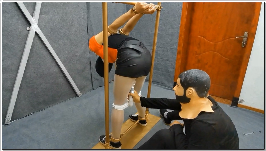 【飞天原创】云儿反手金属直臂紧固，挠痒拍打，原味白丝堵嘴头部全包，连环频繁功击