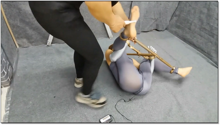 【飞天原创】特怪实用K9架，特殊待遇,把云儿优先紧固，无动弹余地，接下来振动刺激，..