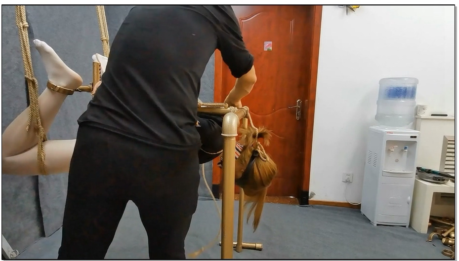 【飞天原创】创独制悬空驷马K9架，把云儿 用皮带扎紧，随后用绳子紧密地绑上，大功率P…