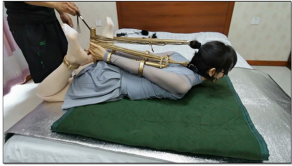 【飞天原创】雅儿越玩越大，竟敢和驷马K9架叫板，一固定起来汗水顿时湿遍全身，外加旋…