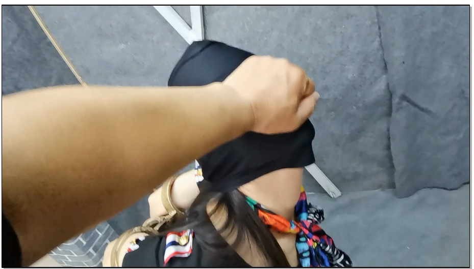 【飞天原创】雅儿奴玩疯了，自玩跪立式直臂式刑架，原味内裤塞嘴，亲吻20公分长的铁栓…