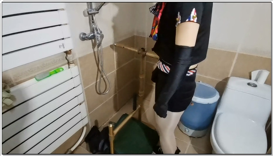 【飞天原创】雅儿奴玩疯了，自玩跪立式直臂式刑架，原味内裤塞嘴，亲吻20公分长的铁栓…