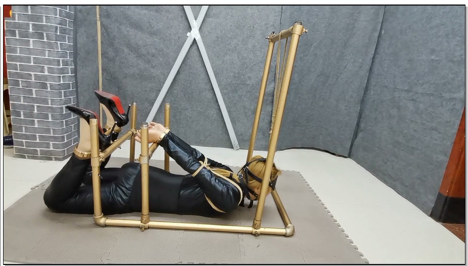 【飞天原创】云儿紧固在多用K9架上，无情鞭打、残酷灌chang、强制灌水，身子像软面条…