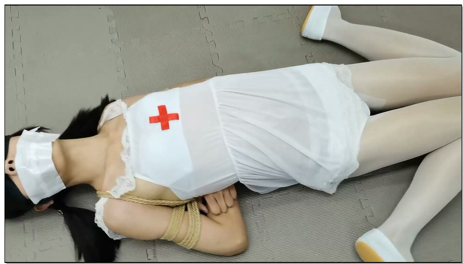 【飞天原创】学生奴又犯溅过来啦，强玩捆绑还觉的不过瘾，把超重项圈连到T型架上，只…