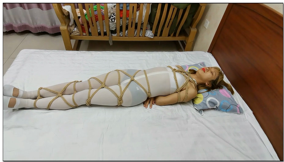 【飞天原创】云儿床上全身缚，狂振挠痒，滚针全身滚来滚去，重击拍打，被打到床下休克