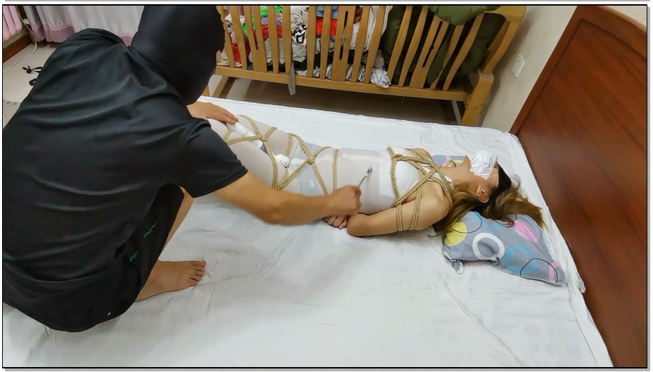 【飞天原创】云儿床上全身缚，狂振挠痒，滚针全身滚来滚去，重击拍打，被打到床下休克