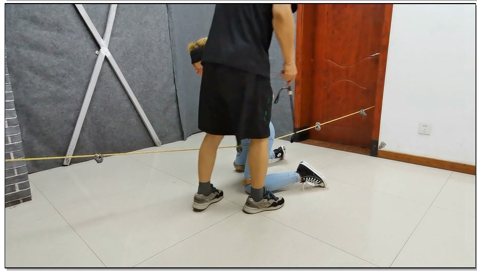 【飞天原创】云儿全程电动，最刺激的大腿铐住，在股绳拍打下艰难跪立行走，累的爬下继…