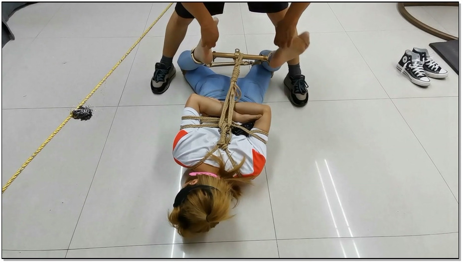 【飞天原创】云儿全程电动，最刺激的大腿铐住，在股绳拍打下艰难跪立行走，累的爬下继…