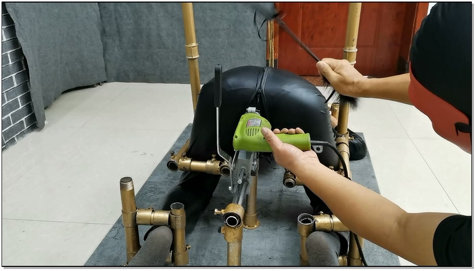 【飞天原创】欧式风刑架把云儿固定在坚硬的水泥板上，组合式手动、电动2用猛烈开火把… 