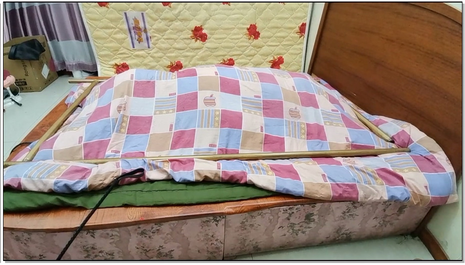 【飞天原创】欧式风云儿狗爬式金属固定，胶带封嘴，后有伺候，把犬奴盖住，四周在用铁…