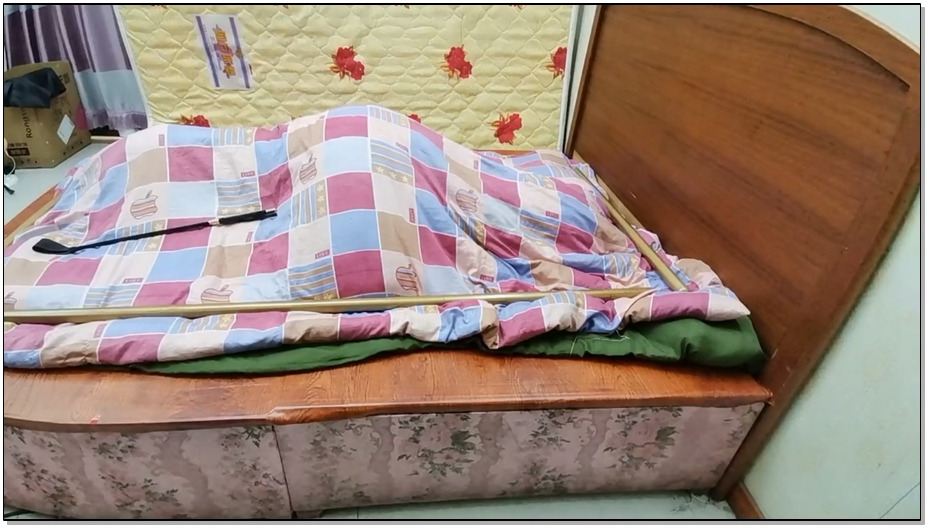 【飞天原创】欧式风云儿狗爬式金属固定，胶带封嘴，后有伺候，把犬奴盖住，四周在用铁…