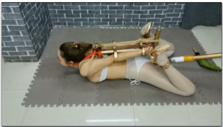 【飞天原创】经过三个月时间把国内名模雅思开发成犬奴,看绳子厉害还是K9架厉害，从不…