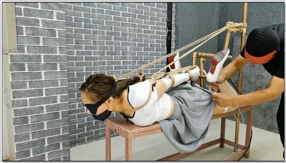 【飞天原创】天生女奴玲儿，可接受各种尺度TJ，看到多功能K9架，急不可待直接爬了上去…