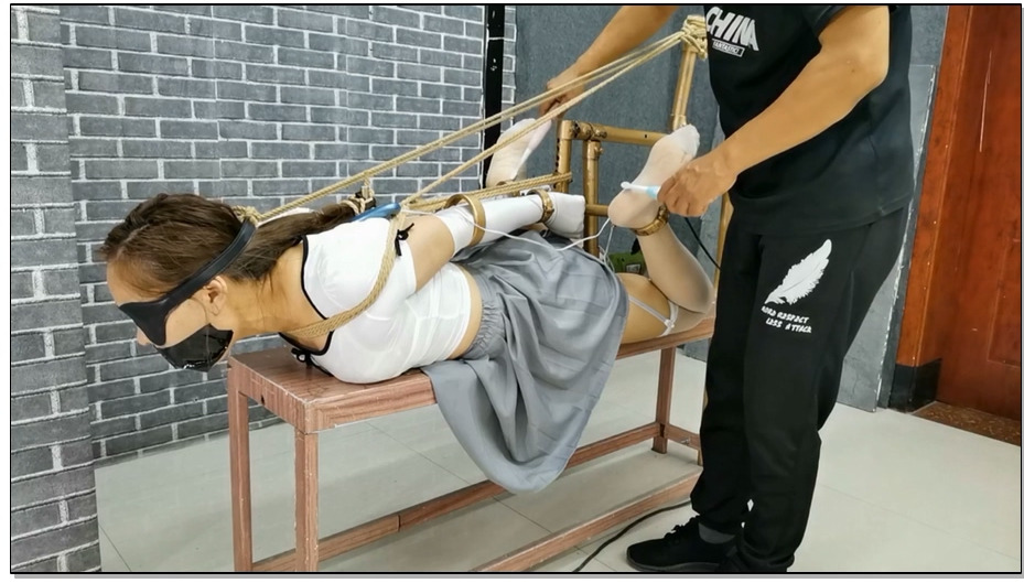 【飞天原创】天生女奴玲儿，可接受各种尺度TJ，看到多功能K9架，急不可待直接爬了上去…