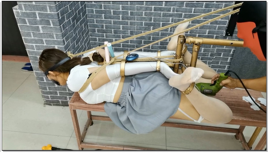 【飞天原创】天生女奴玲儿，可接受各种尺度TJ，看到多功能K9架，急不可待直接爬了上去…