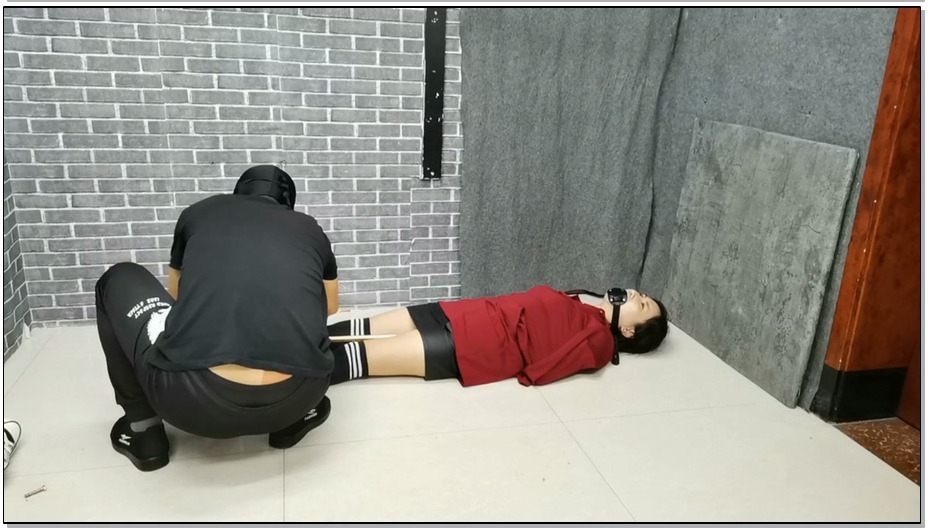 【飞天原创】冰儿首次超级刺激户外出险，小皮家伙深喉堵嘴、腿上还不时按一下电击按扭…