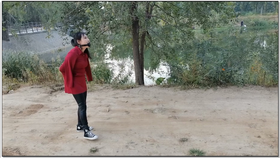 【飞天原创】冰儿首次超级刺激户外出险，小皮家伙深喉堵嘴、腿上还不时按一下电击按扭…