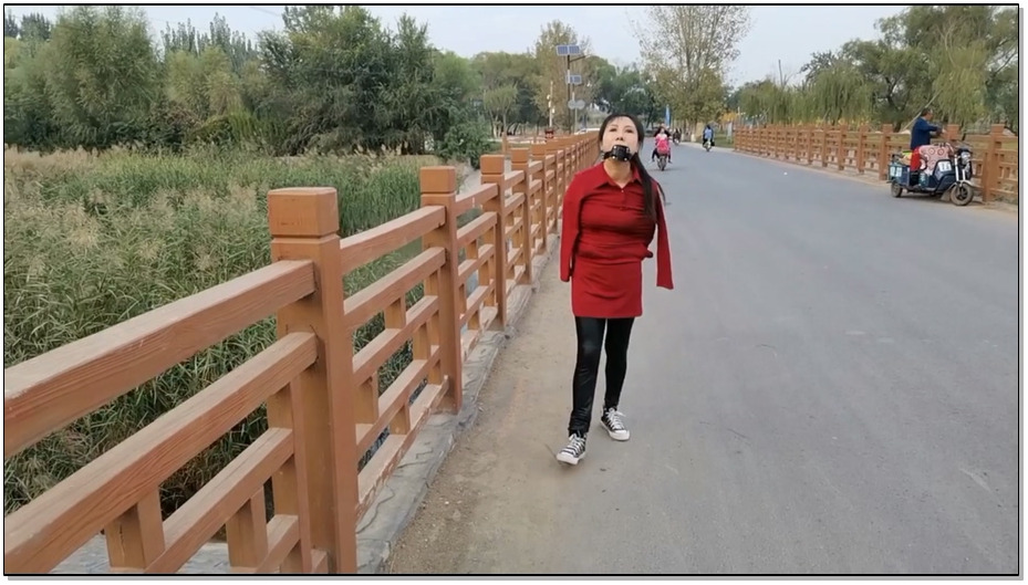 【飞天原创】冰儿首次超级刺激户外出险，小皮家伙深喉堵嘴、腿上还不时按一下电击按扭…