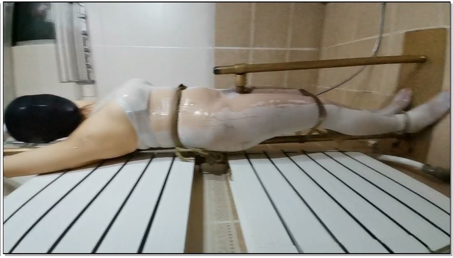 【飞天原创】冰儿奴性升级版,越玩越狂，看到浴室刑架上按着一个新式玩具，直接坐了上…