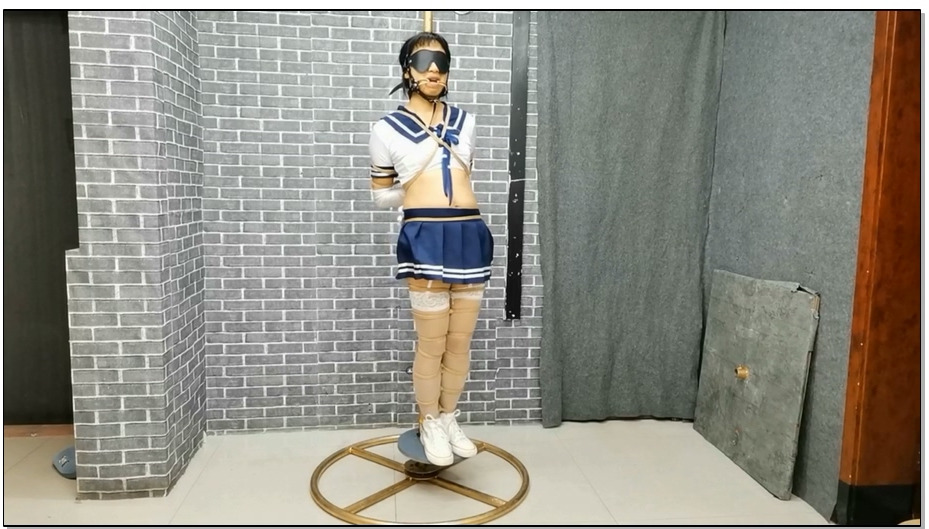 【飞天原创】云儿被紧固在旋转拘束架上，随后又被悬空吊在中间，本来坐在G栓上够难受…