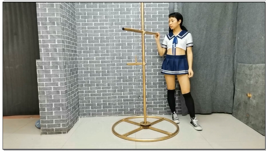 【飞天原创】云儿被紧固在旋转拘束架上，随后又被悬空吊在中间，本来坐在G栓上够难受…