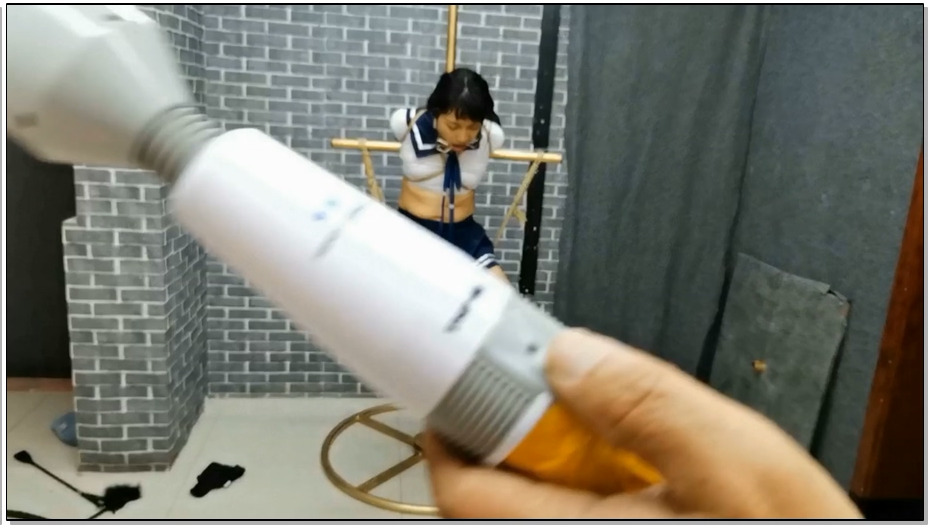 【飞天原创】云儿被紧固在旋转拘束架上，随后又被悬空吊在中间，本来坐在G栓上够难受…