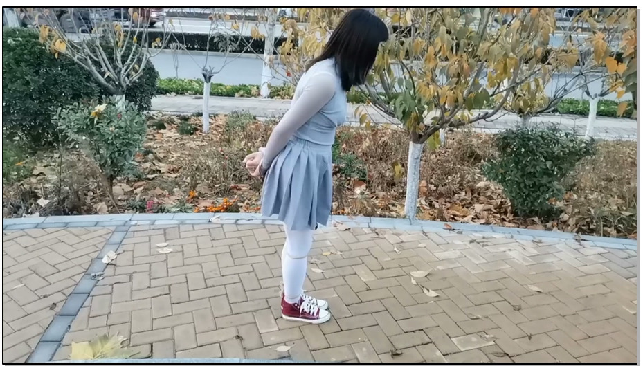 【飞天原创】云儿绑住双腿玩命地去树林不停地蹦去，蹦不动啦，不客气地吊起来继续TJ