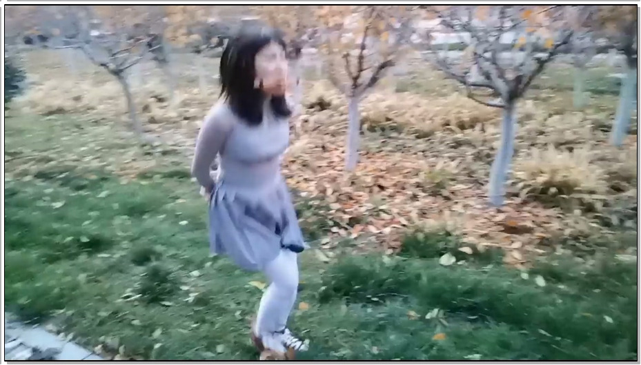 【飞天原创】云儿绑住双腿玩命地去树林不停地蹦去，蹦不动啦，不客气地吊起来继续TJ