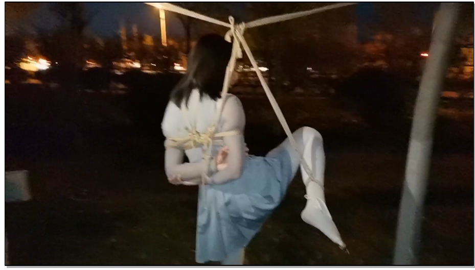 【飞天原创】云儿绑住双腿玩命地去树林不停地蹦去，蹦不动啦，不客气地吊起来继续TJ