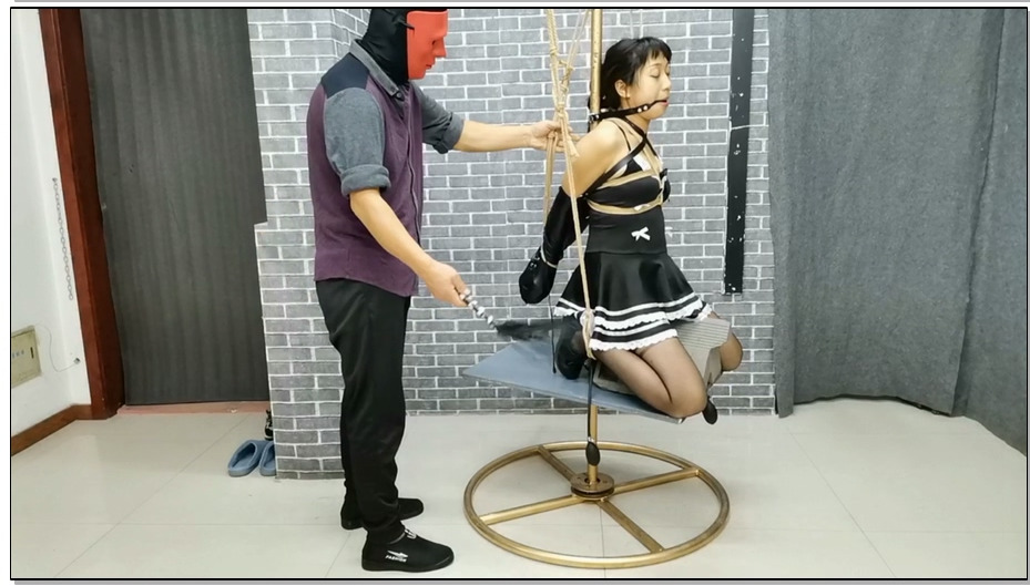 【飞天原创】云儿各放入气体玩具被强制固定在悬空旋转特制橡胶三角木木板上,强制旋转…