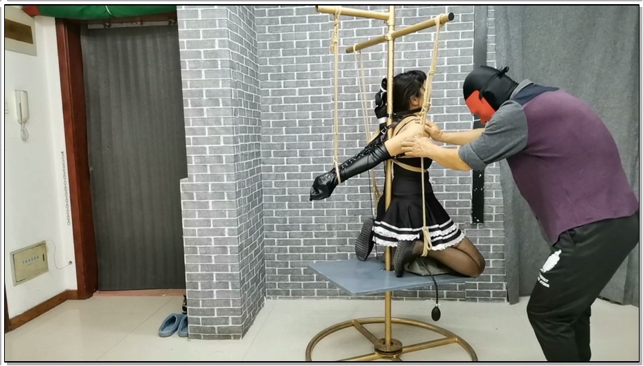 【飞天原创】云儿各放入气体玩具被强制固定在悬空旋转特制橡胶三角木木板上,强制旋转…