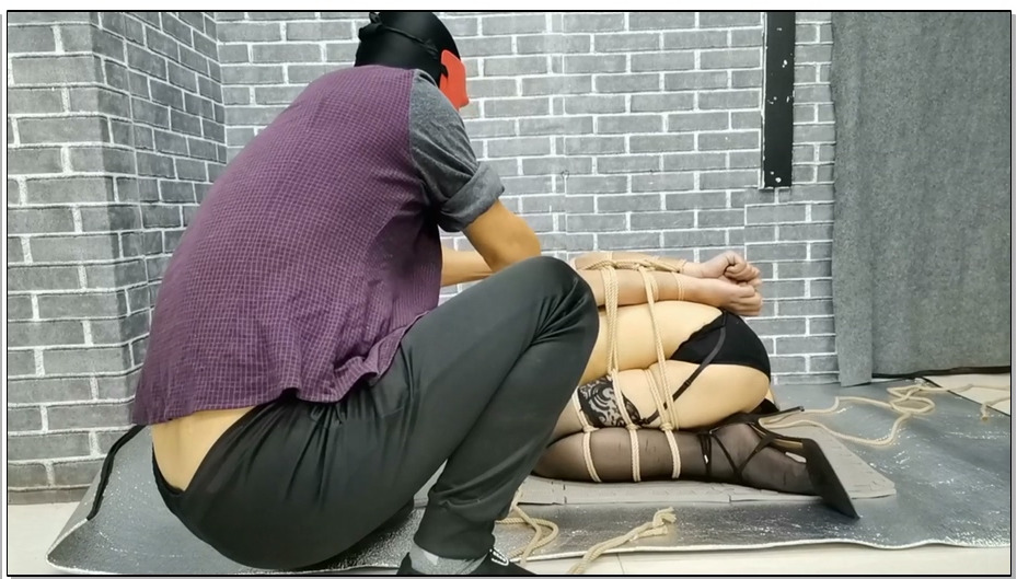 【飞天原创】云儿像狗一样紧缚挣扎,元形转动刑架强制失禁全过程