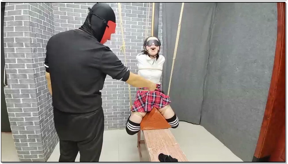 【飞天原创】犬奴柔柔被后手观音紧缚起来，无奈痛苦挣扎,更残酷的三角木在等着伺候，…