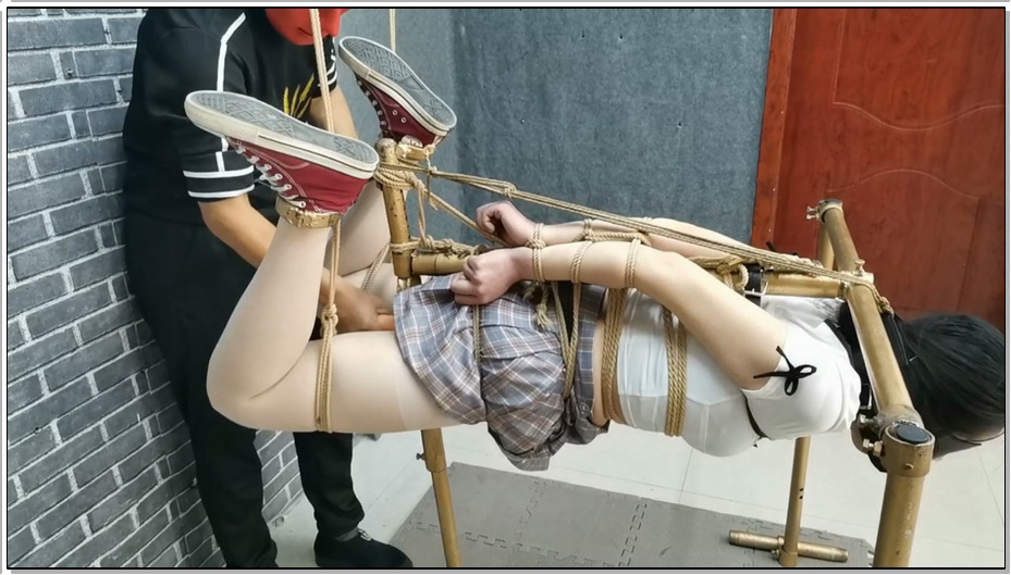 【飞天原创】犬奴柔柔没有被超极限后高手驷马搞挎，被悬空k9架半小时折腾的昏迷过去，…