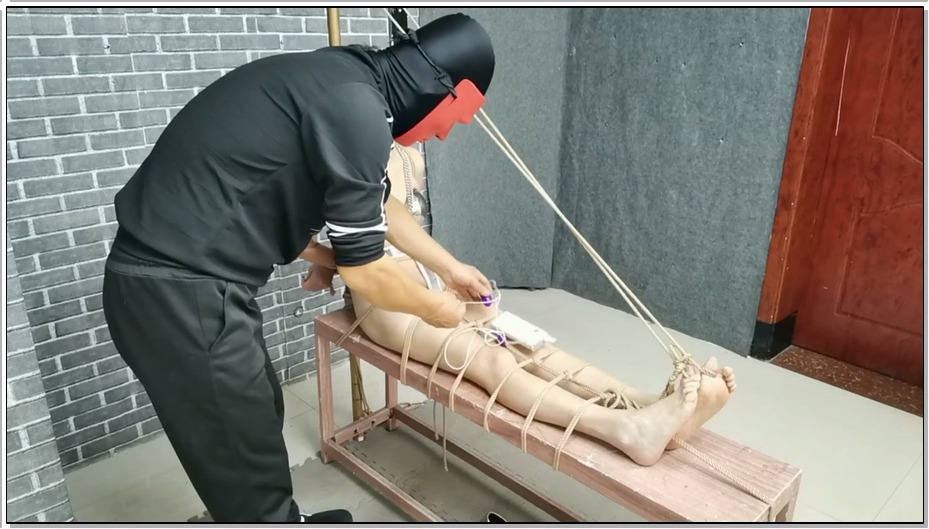 【飞天原创】冰儿zcd紧固在老虎登上，玩具疯狂折磨，强制SH