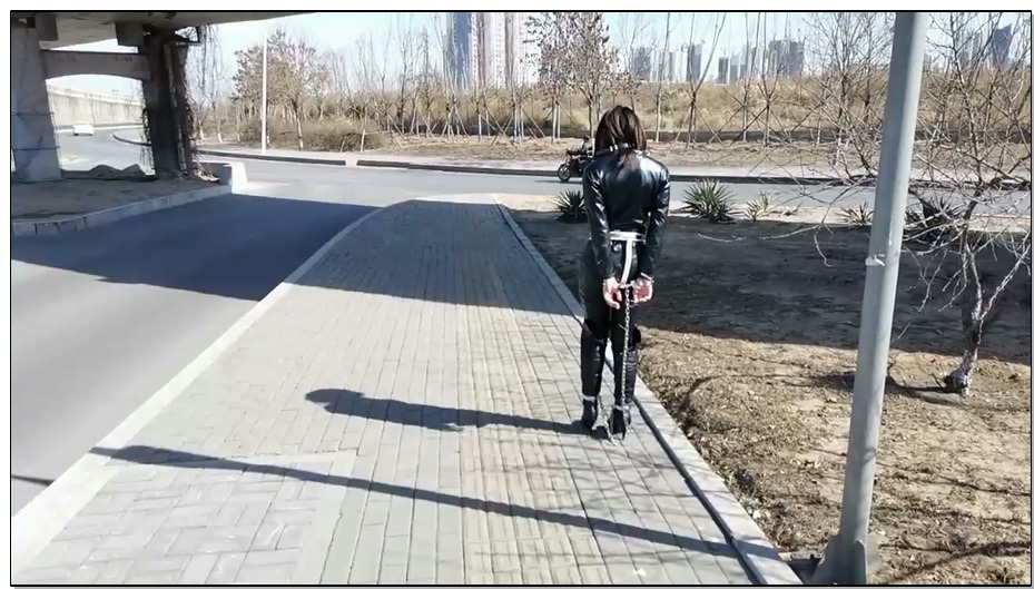 【飞天原创】云儿内装T弹zcd连体铐户外，众人围观，吓得跑到小树林，不配合主子玩弄