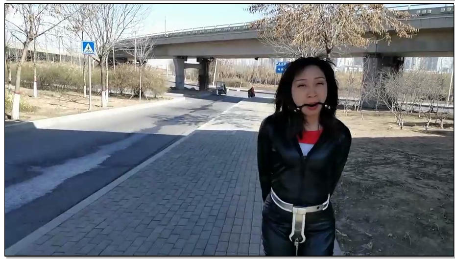 【飞天原创】云儿内装T弹zcd连体铐户外，众人围观，吓得跑到小树林，不配合主子玩弄