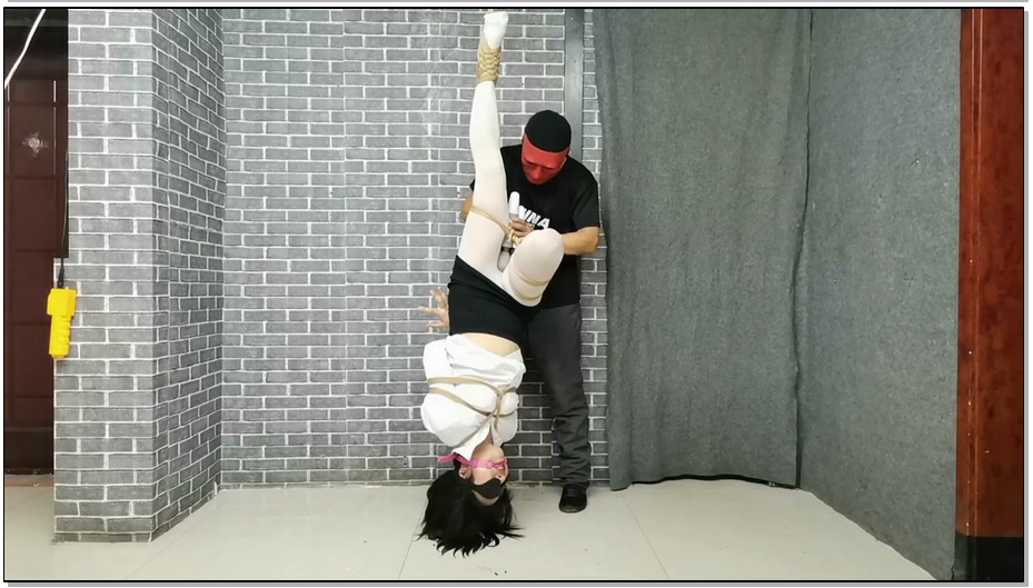 【飞天原创】云儿内装T弹zcd连体铐户外，众人围观，吓得跑到小树林，不配合主子玩弄