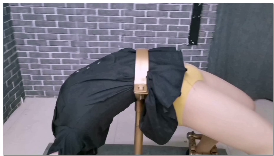 【飞天原创】柔柔向后弯腰K9架紧固,强行放置TJ，经两天紧张拍摄完美收官,也把柔柔奴搞…