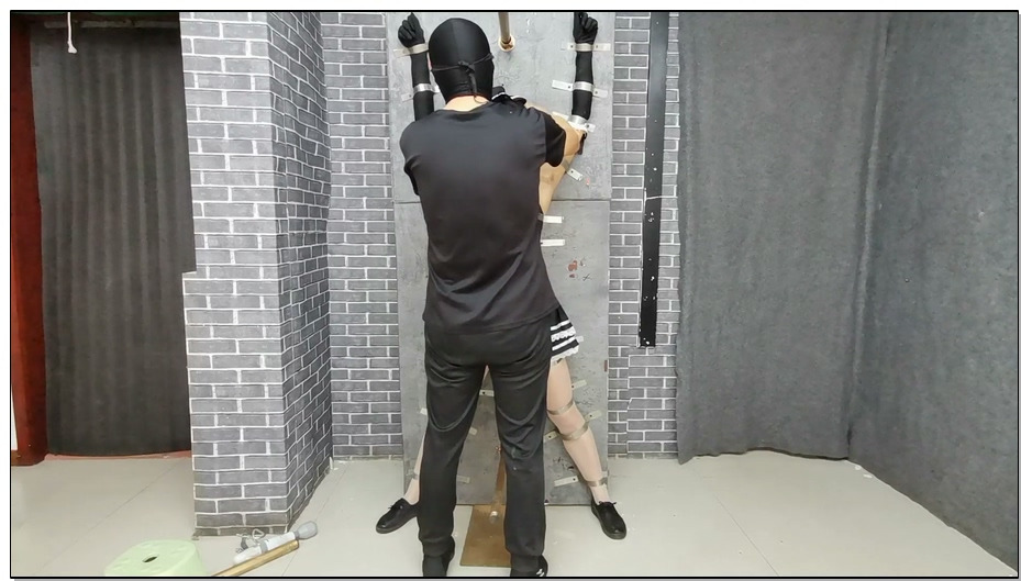 【飞天原创】云儿奴是特殊材料，就用特殊材料把她固定起来，特制钢夹封嘴、 刺激的口…