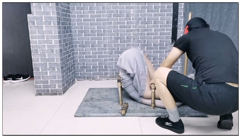 【飞天原创】欧式风拘束架禁锢柔柔奴，感觉很舒服，最后用玩具玩的gc至失禁