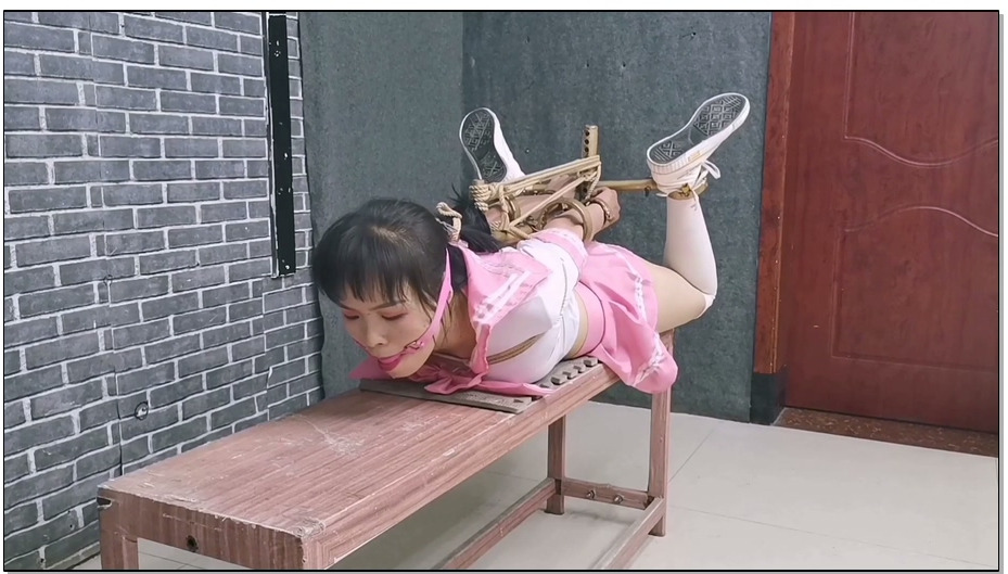 【飞天原创】静依手铐苏秦背剑式能轻松地前后挣脱，却被k9架折磨的到gc失jin