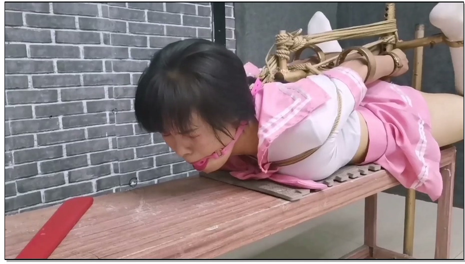 【飞天原创】静依手铐苏秦背剑式能轻松地前后挣脱，却被k9架折磨的到gc失jin