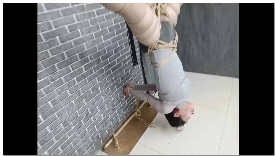 【飞天原创】柔柔双绳直臂捆绑，觉的不刺激，直接多绳直臂倒吊，在加个玩具，搞的她浑…