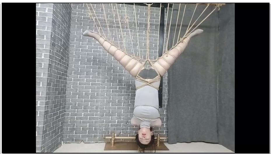 【飞天原创】柔柔双绳直臂捆绑，觉的不刺激，直接多绳直臂倒吊，在加个玩具，搞的她浑…