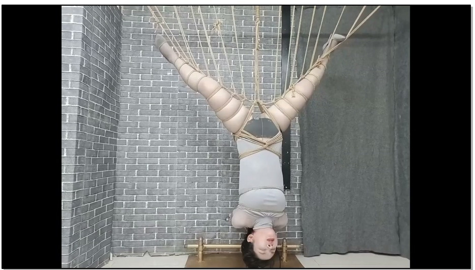 【飞天原创】柔柔双绳直臂捆绑，觉的不刺激，直接多绳直臂倒吊，在加个玩具，搞的她浑…