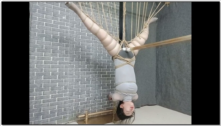 【飞天原创】柔柔双绳直臂捆绑，觉的不刺激，直接多绳直臂倒吊，在加个玩具，搞的她浑…