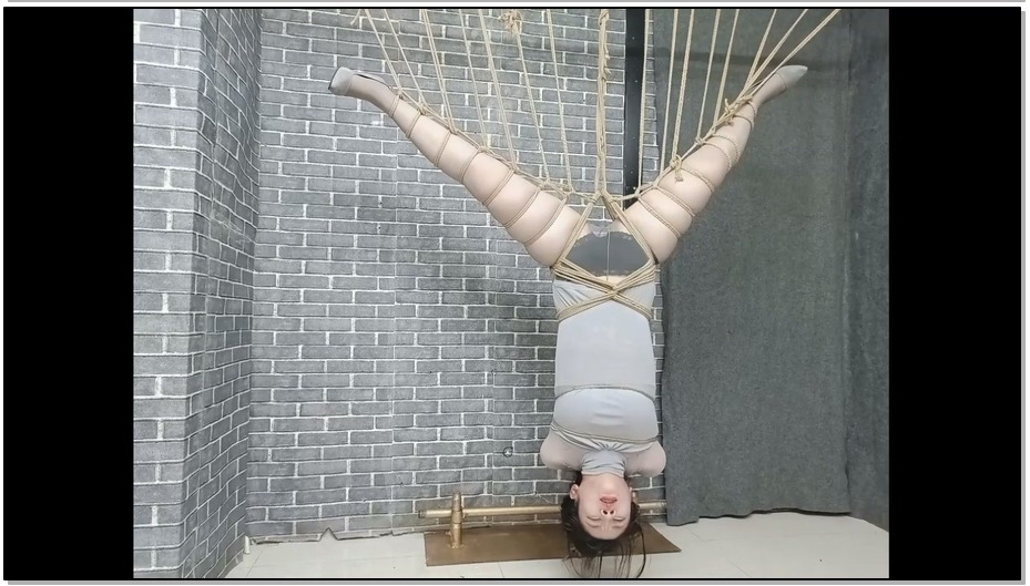 【飞天原创】柔柔双绳直臂捆绑，觉的不刺激，直接多绳直臂倒吊，在加个玩具，搞的她浑…