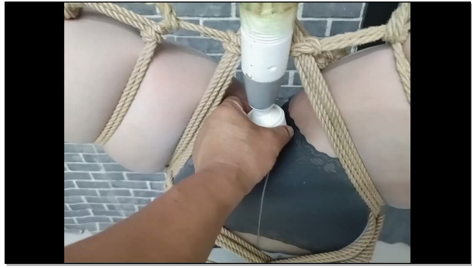 【飞天原创】柔柔双绳直臂捆绑，觉的不刺激，直接多绳直臂倒吊，在加个玩具，搞的她浑…